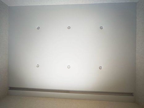 Натяжной огнеупорный поток в спальню + 6 минималистичных светильников фото